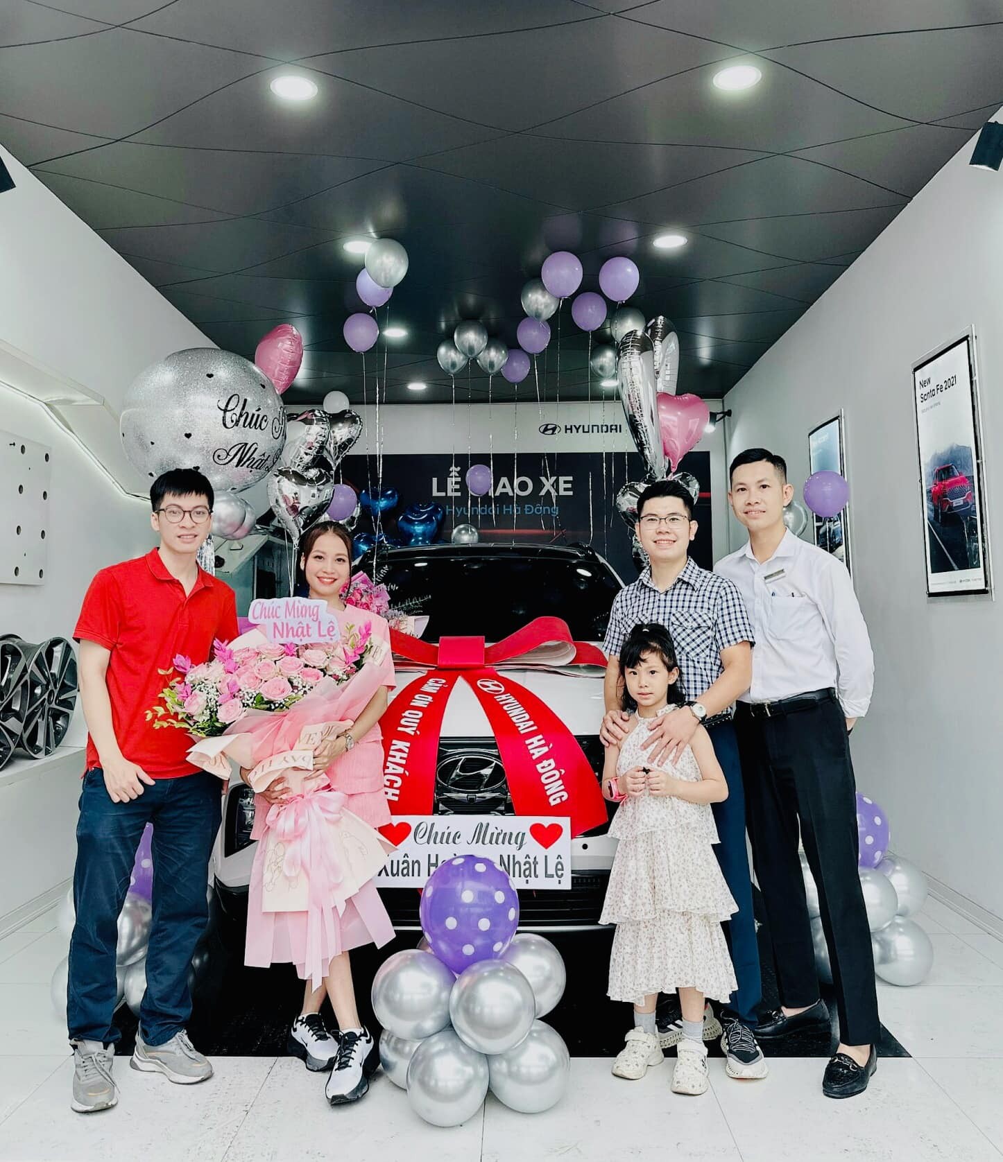 Lễ b&agrave;n giao xe cho kh&aacute;ch h&agrave;ng tại Hyundai H&agrave; Đ&ocirc;ng