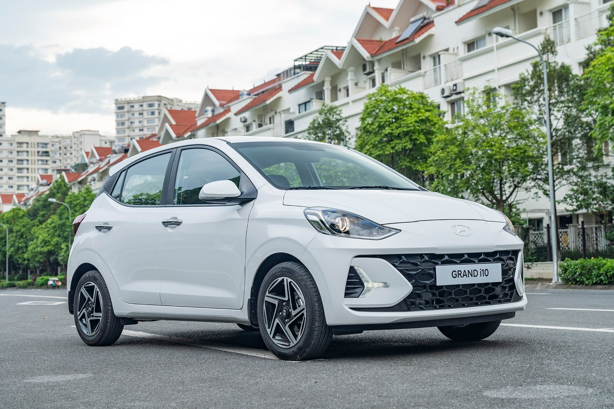 Hyundai Grand i10 đồng h&agrave;nh trong mọi chuyến đi