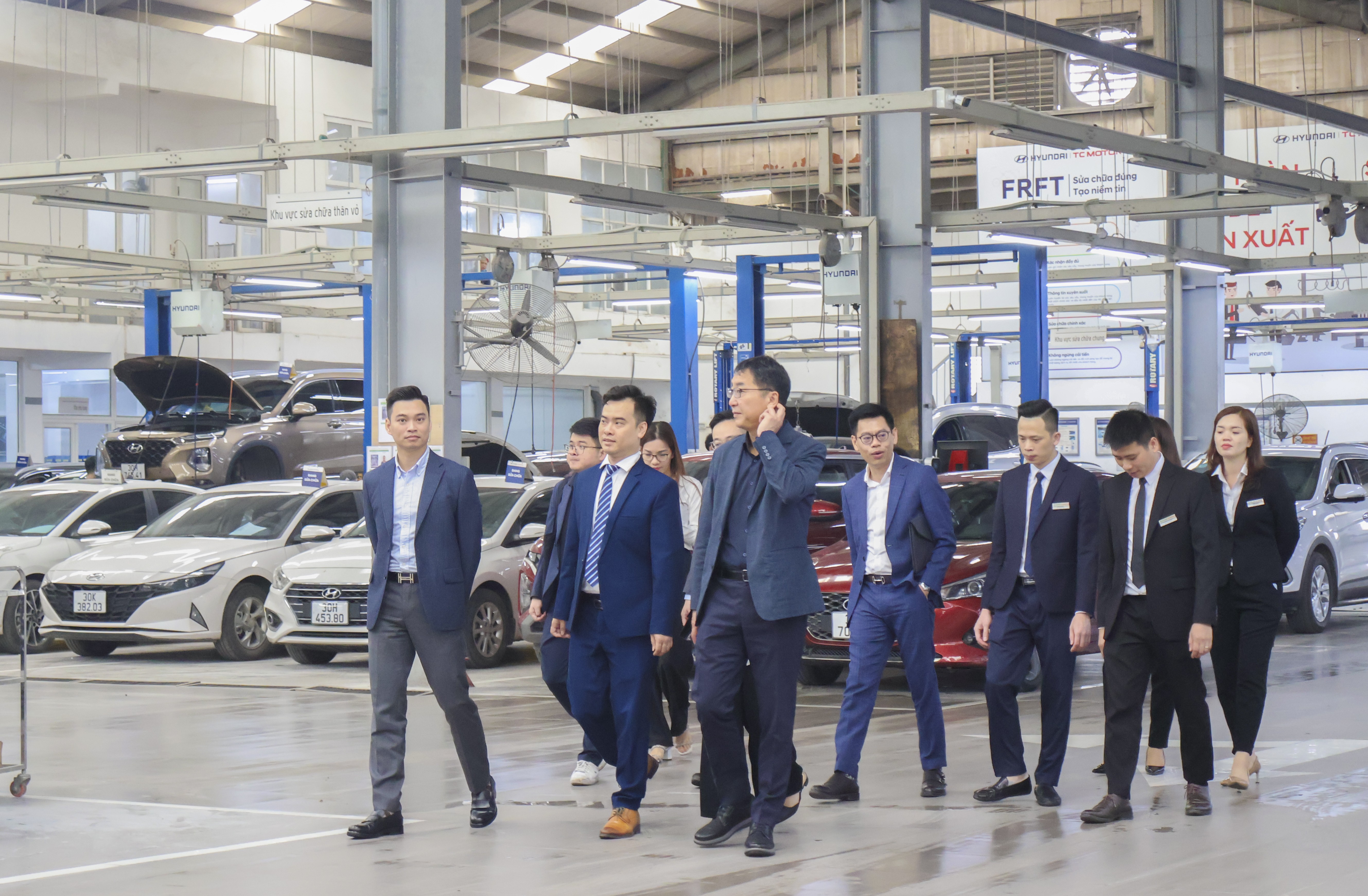 Ban l&atilde;nh đạo Hyundai Th&agrave;nh C&ocirc;ng đến thăm v&agrave; l&agrave;m việc tại Hyundai H&agrave; Đ&ocirc;ng.