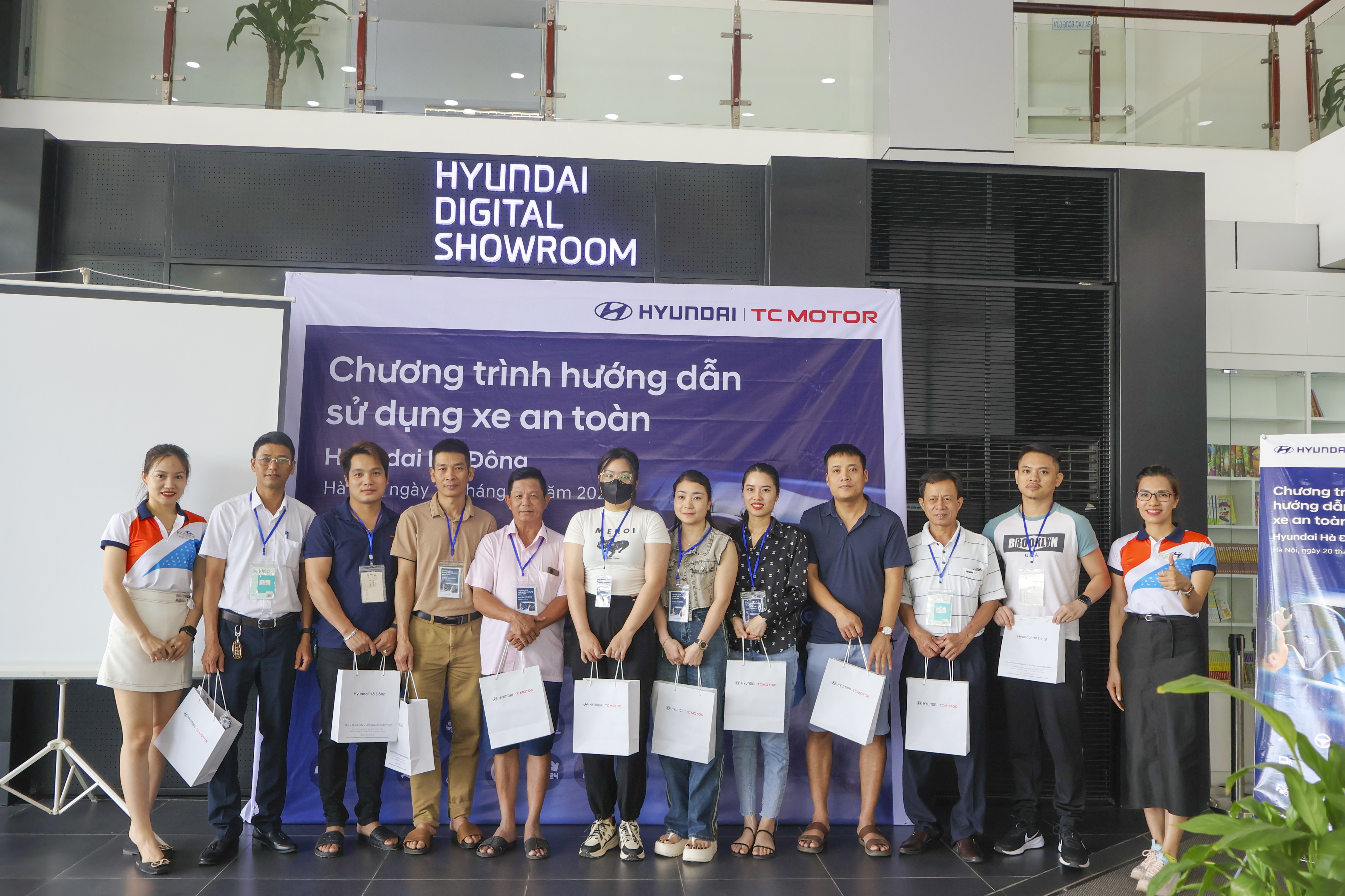 Lời cảm ơn kh&aacute;ch h&agrave;ng tham dự chương tr&igrave;nh hướng dẫn l&aacute;i xe an to&agrave;n