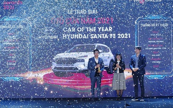 Hyundai Santa Fe l&ecirc;n ng&ocirc;i tại giải ''&Ocirc; t&ocirc; của năm'' do B&aacute;o điện tử VnExpress tổ chức