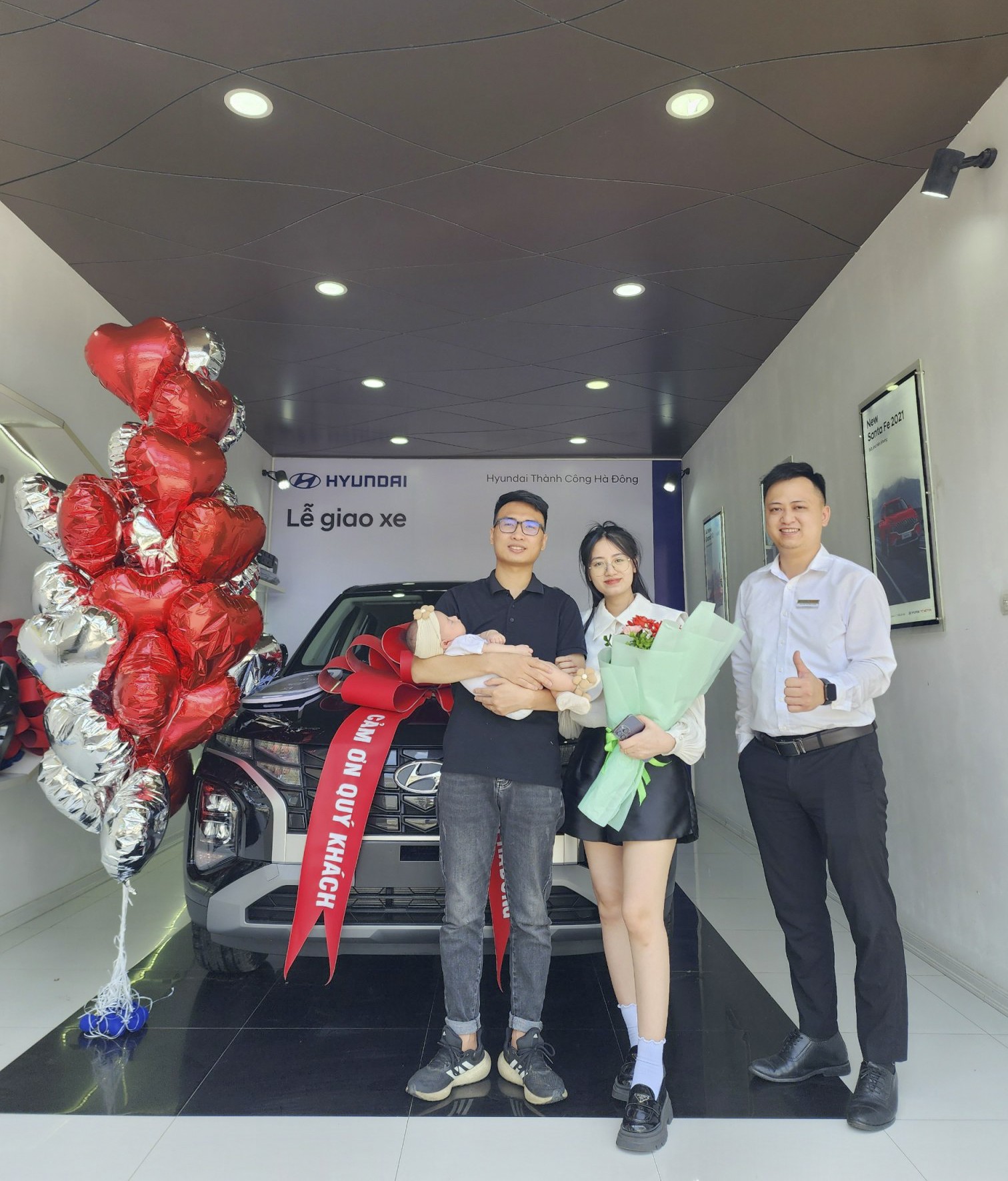 B&agrave;n giao xe tới kh&aacute;ch h&agrave;ng
