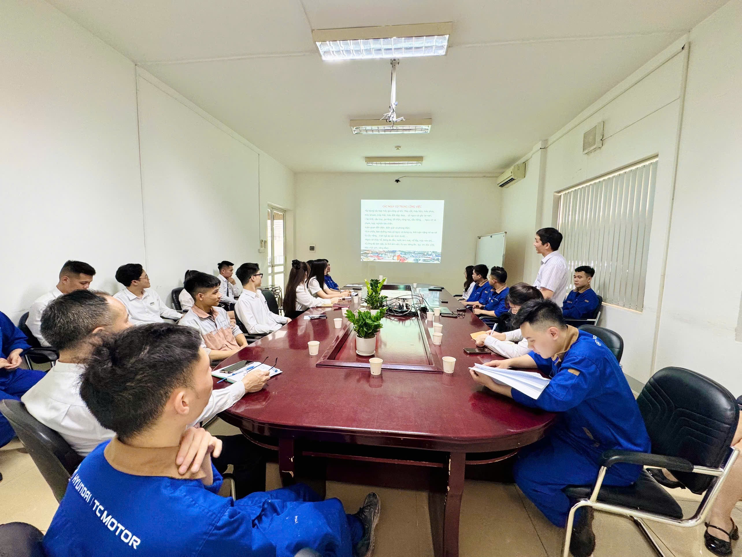CBNV Hyundai H&agrave; Đ&ocirc;ng tham gia buổi huấn luyện, đ&agrave;o tạo an to&agrave;n & vệ sinh lao động